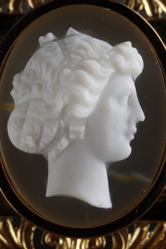 Broche camée agate et émail, XIXe siècle - Ouaiss Antiquités