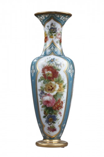 Vase en opaline émaillée probablement Baccarat