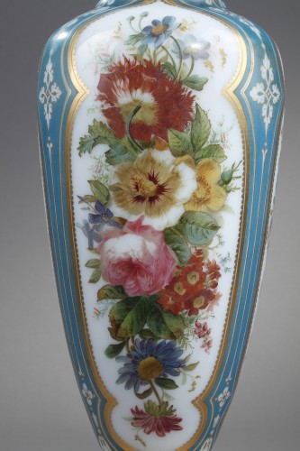 Vase en opaline émaillée probablement Baccarat - Verrerie, Cristallerie Style Louis-Philippe