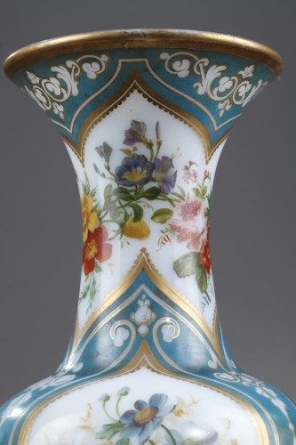 Verrerie, Cristallerie  - Vase en opaline émaillée probablement Baccarat