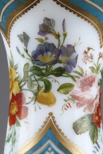 Vase en opaline émaillée probablement Baccarat - Ouaiss Antiquités