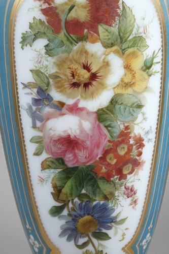 XIXe siècle - Vase en opaline émaillée probablement Baccarat