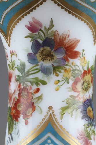Antiquités - Vase en opaline émaillée probablement Baccarat