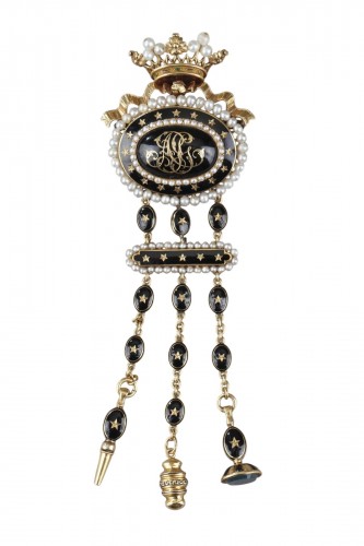 Chatelaine en or et email noir et perles. travail du milieu du 19e siècle.