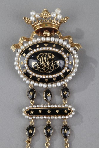Bijouterie, Joaillerie  - Chatelaine en or et email noir et perles. travail du milieu du 19e siècle.