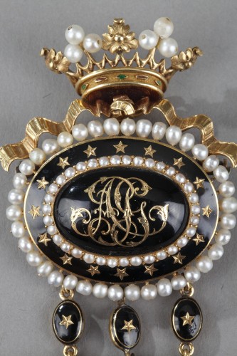 Chatelaine en or et email noir et perles. travail du milieu du 19e siècle. - Ouaiss Antiquités