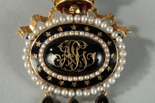 XIXe siècle - Chatelaine en or et email noir et perles. travail du milieu du 19e siècle.