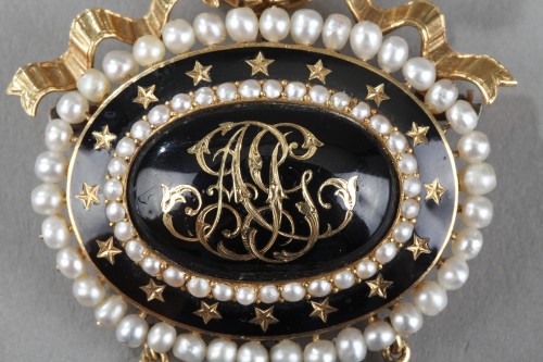 Chatelaine en or et email noir et perles. travail du milieu du 19e siècle. - Napoléon III