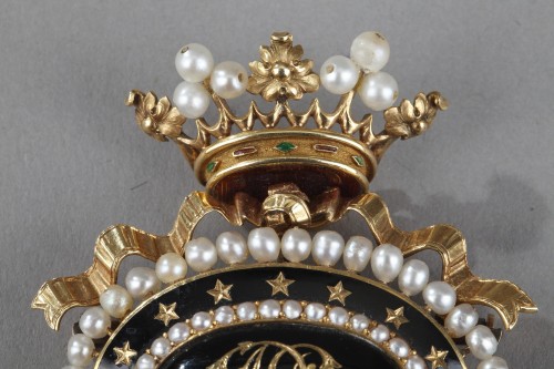 Napoléon III - Chatelaine en or et email noir et perles. travail du milieu du 19e siècle.