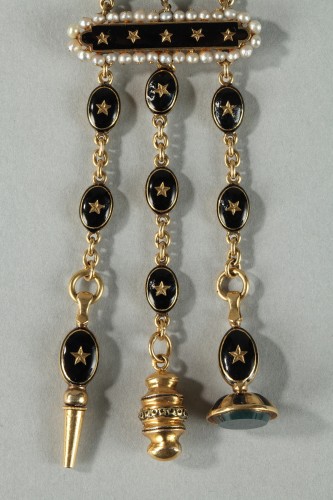 Antiquités - Chatelaine en or et email noir et perles. travail du milieu du 19e siècle.