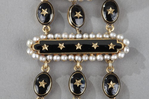 Antiquités - Chatelaine en or et email noir et perles. travail du milieu du 19e siècle.