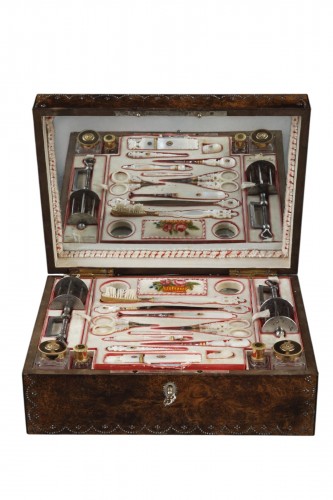 Nécessaire à couture en loupe d'amboine, or nacre et acier d'époque Charles X