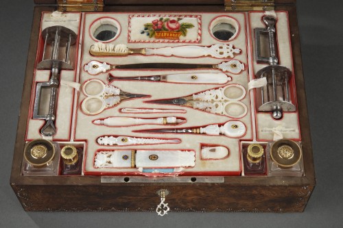 Objets de Vitrine Coffret & Nécessaire - Nécessaire à couture en loupe d'amboine, or nacre et acier d'époque Charles X