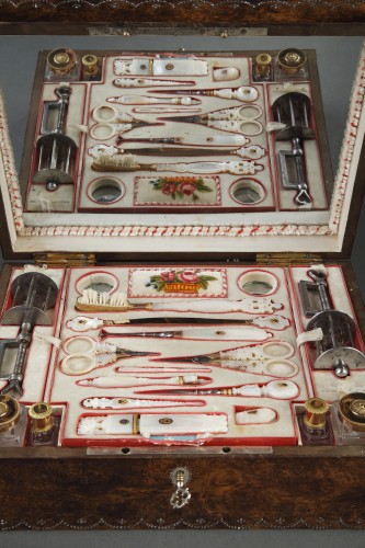 Nécessaire à couture en loupe d'amboine, or nacre et acier d'époque Charles X - Restauration - Charles X