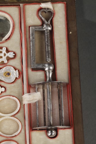 Antiquités - Nécessaire à couture en loupe d'amboine, or nacre et acier d'époque Charles X