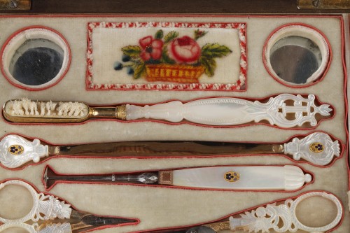 Antiquités - Nécessaire à couture en loupe d'amboine, or nacre et acier d'époque Charles X
