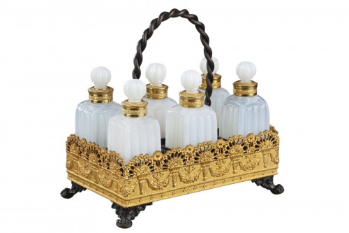 Cave à odeurs en opaline laiteuse Charles X et monture bronze doré