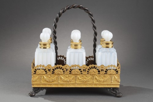 Cave à odeurs en opaline laiteuse Charles X et monture bronze doré - Objets de Vitrine Style Restauration - Charles X