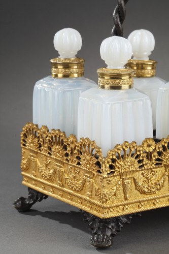 Cave à odeurs en opaline laiteuse Charles X et monture bronze doré - Ouaiss Antiquités