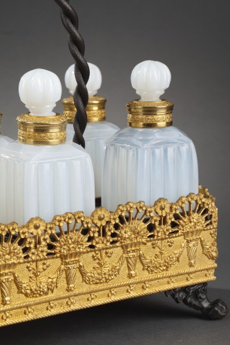 XIXe siècle - Cave à odeurs en opaline laiteuse Charles X et monture bronze doré