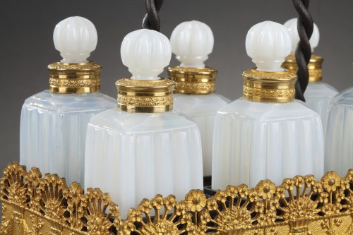 Cave à odeurs en opaline laiteuse Charles X et monture bronze doré - Restauration - Charles X