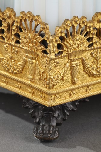 Restauration - Charles X - Cave à odeurs en opaline laiteuse Charles X et monture bronze doré