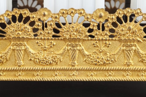 Antiquités - Cave à odeurs en opaline laiteuse Charles X et monture bronze doré