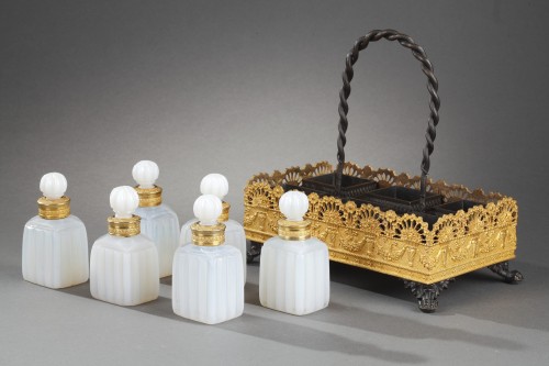 Antiquités - Cave à odeurs en opaline laiteuse Charles X et monture bronze doré