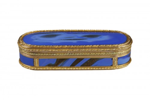 Une tabatiere en or et aventurine bleue du XVIII siècle, maître orfèvre Master goldsm
