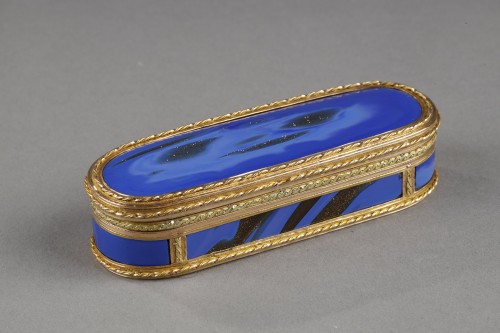 Une tabatiere en or et aventurine bleue du XVIII siècle, maître orfèvre Master goldsm - Objets de Vitrine Style Louis XVI