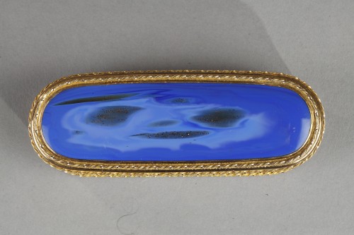 Objets de Vitrine Coffret & Nécessaire - Une tabatiere en or et aventurine bleue du XVIII siècle, maître orfèvre Master goldsm