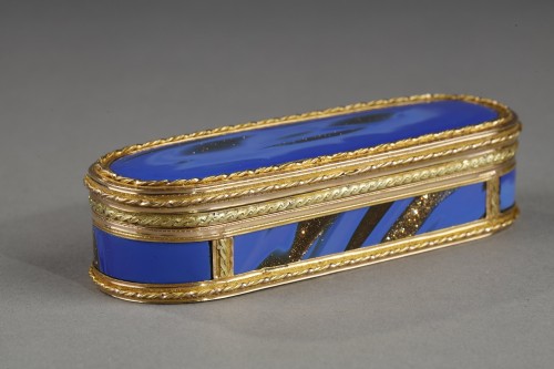 XVIIIe siècle - Une tabatiere en or et aventurine bleue du XVIII siècle, maître orfèvre Master goldsm