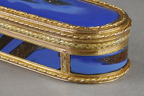 Louis XVI - Une tabatiere en or et aventurine bleue du XVIII siècle, maître orfèvre Master goldsm