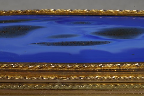 Antiquités - Une tabatiere en or et aventurine bleue du XVIII siècle, maître orfèvre Master goldsm