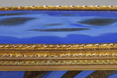 Antiquités - Une tabatiere en or et aventurine bleue du XVIII siècle, maître orfèvre Master goldsm