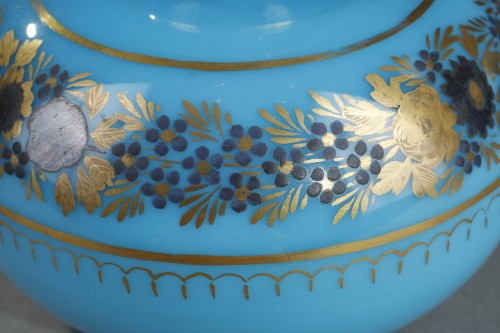 XIXe siècle - Flacon en opaline bleue décor Desvignes Charles X
