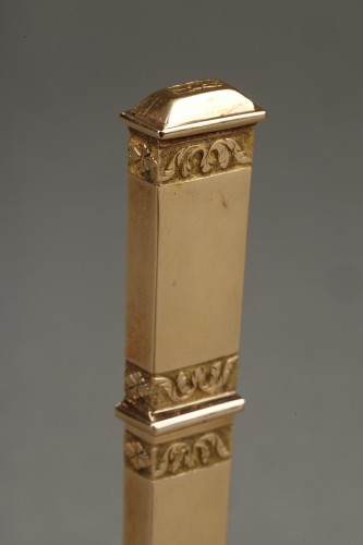 Un etui en or à aiguilles, Empire - Empire