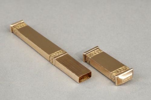 Antiquités - Un etui en or à aiguilles, Empire