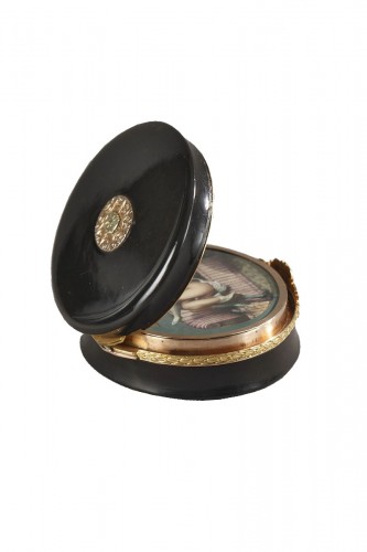 Hidden compartment snuff box tortoiseshell, gold and erotic miniature