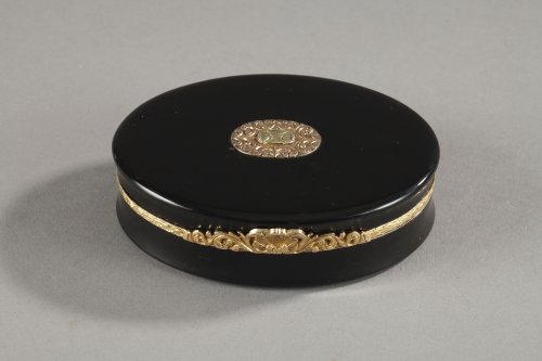 Hidden compartment snuff box tortoiseshell, gold and erotic miniature. - Objects of Vertu Style Restauration - Charles X