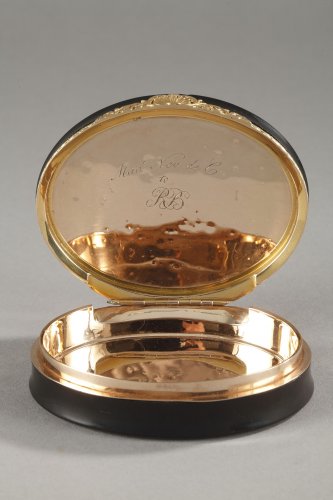 Objects of Vertu  - Hidden compartment snuff box tortoiseshell, gold and erotic miniature