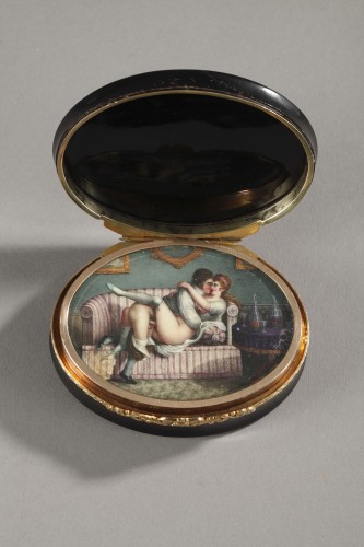 Antiquités - Hidden compartment snuff box tortoiseshell, gold and erotic miniature