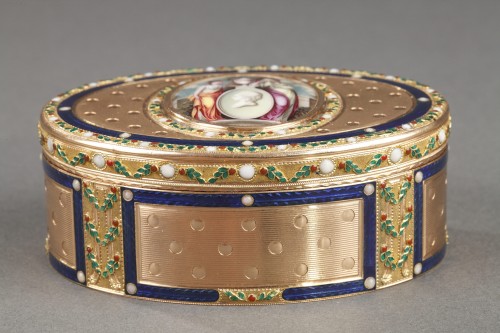 Antiquités - Boite en or et émail, travail étranger de la fin du XVIIIe siècle