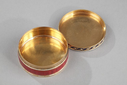 Antiquités - Boite en or émaillé fin du XVIIIe siècle