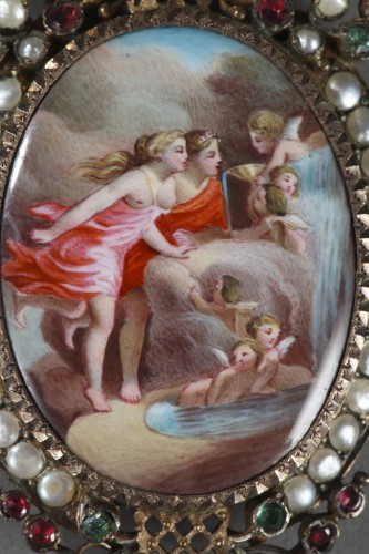 Antiquités - Pendentif " La fontaine de l'Amour" en vermeil, émail, perles et pierres fines