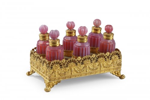 Gilt bronze perfume box with opaline perfume flasks. Charles X.