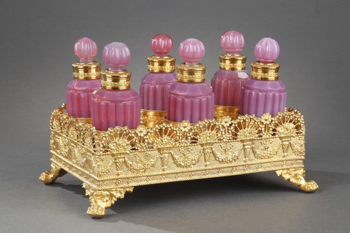 Objects of Vertu  - Gilt bronze perfume box with opaline perfume flasks