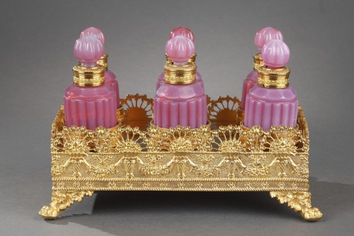 19th century - Gilt bronze perfume box with opaline perfume flasks