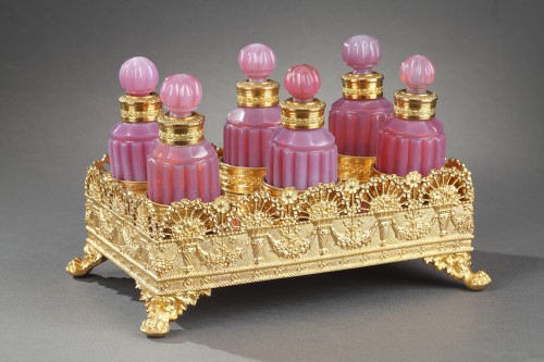 Gilt bronze perfume box with opaline perfume flasks - Restauration - Charles X