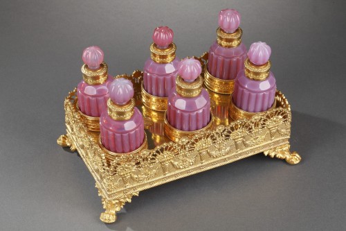 Restauration - Charles X - Gilt bronze perfume box with opaline perfume flasks